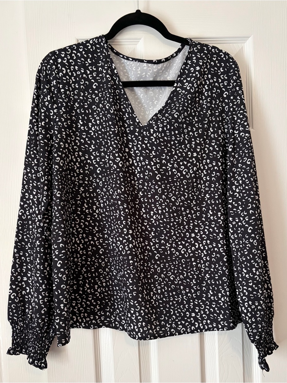 NWOT Amazon Black and White V-Neck Long Sleeve Blouse, size large